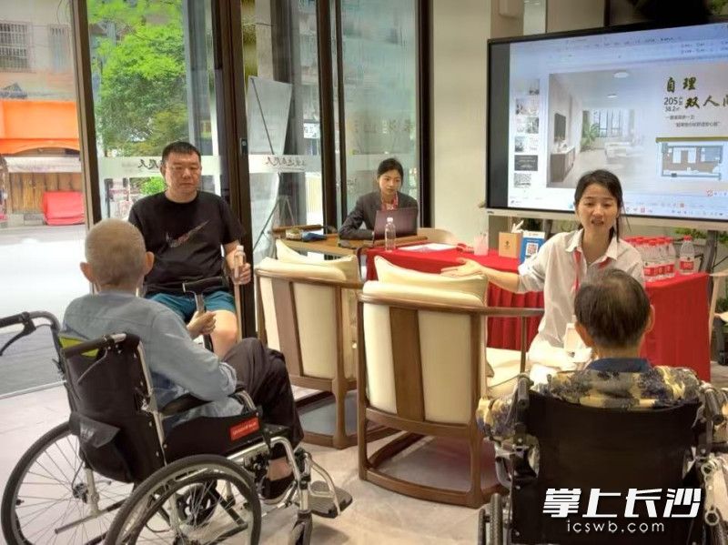 老人们现场进行参观。
