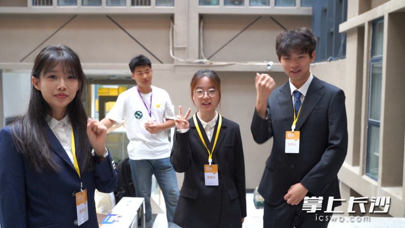 24日，2025年“金种子杯”大学生创业大赛现场，参赛选手们对着镜头为自己加油打气。均为长沙晚报全媒体记者 刘晓敏 摄