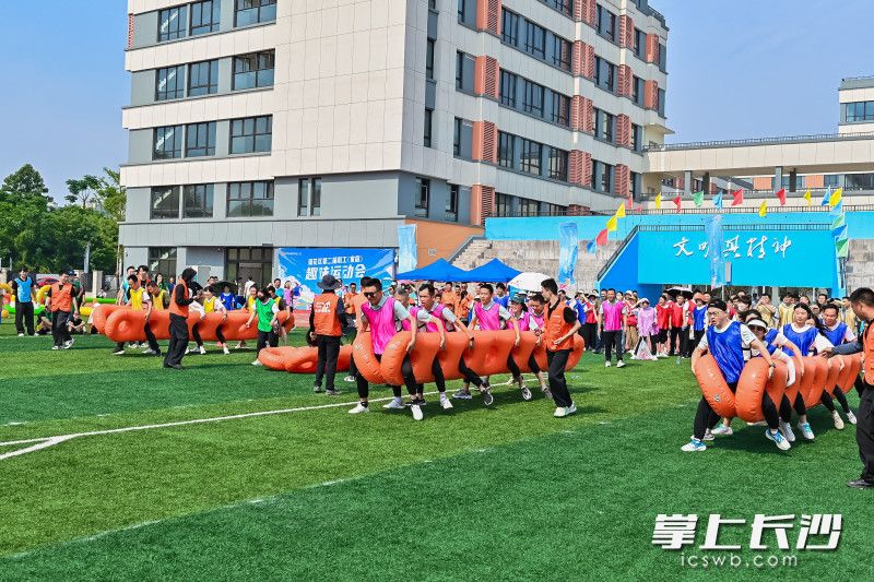 来自各企事业单位的一线职工与产业工人们通过“共赴未来”“万众一心”“趣味闯关”“飞盘九宫格”的团队比拼。