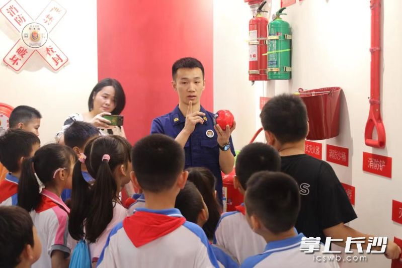 消防员为学生传授消防安全知识。