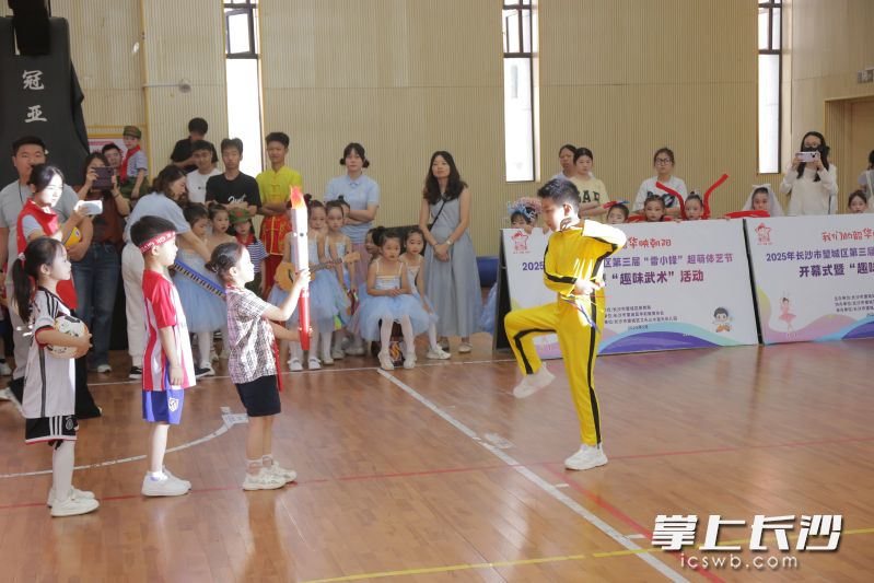 火炬传递活动立马让现场气氛活跃起来。均为长沙晚报通讯员伍晓婉供图