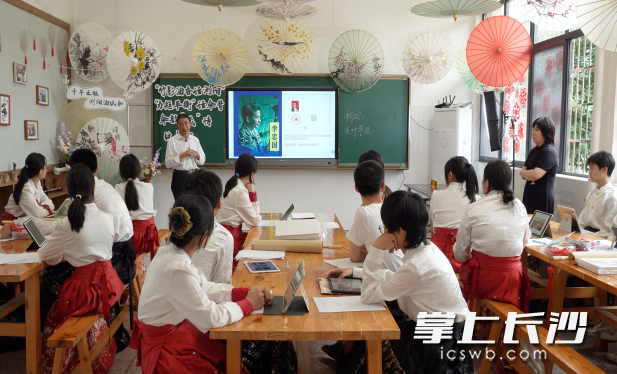 浏阳油纸伞非遗传承人李忠国老师授课。