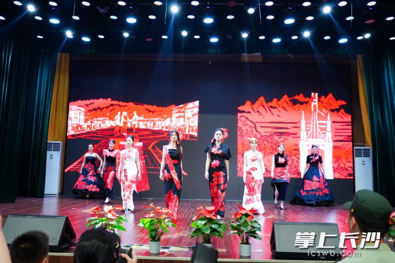 舞台走秀。