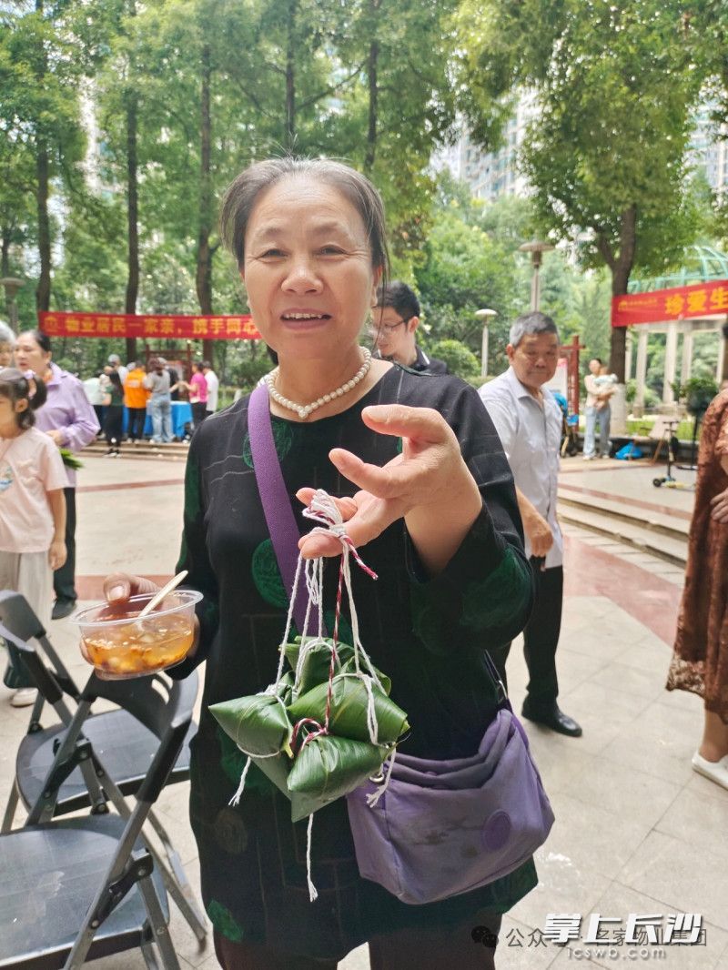 “看看我包的粽子”。