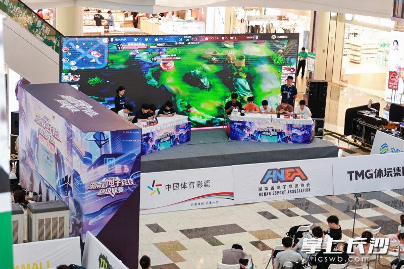 《王者荣耀》赛场更是上演多次逆风翻盘,团队配合令人叹服。 《王者荣耀》赛场更是上演多次逆风翻盘,团队配合令人叹服。