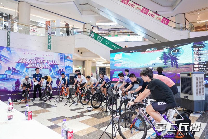 《虚拟骑行》首次采用VR+动感单车技术,男女组别选手在数字赛道上展开耐力与技巧的较量。 均为长沙晚报全媒体记者周游摄 《虚拟骑行》首次采用VR+动感单车技术,男女组别选手在数字赛道上展开耐力与技巧的较量。 均为长沙晚报全媒体记者周游摄