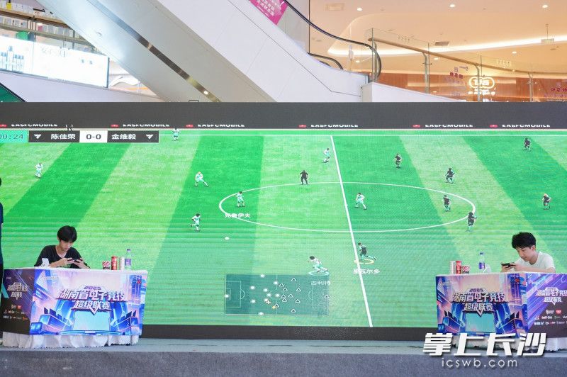 《FC足球世界》项目吸引8位选手线下参赛,战术博弈精彩纷呈。 《FC足球世界》项目吸引8位选手线下参赛,战术博弈精彩纷呈。