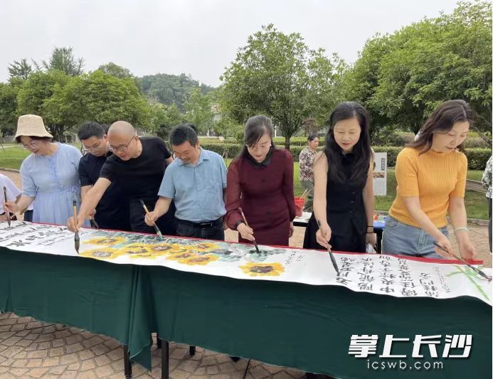区美术、书法、诗词协会的文艺工作者现场挥毫泼墨。 均为长沙晚报通讯员高兴摄