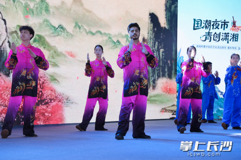 喜爱中医药文化的外籍青年学生也加入到“国潮夜市 青创潇湘——湖湘仲景中医药文化流动夜市·青年专场”活动中来。