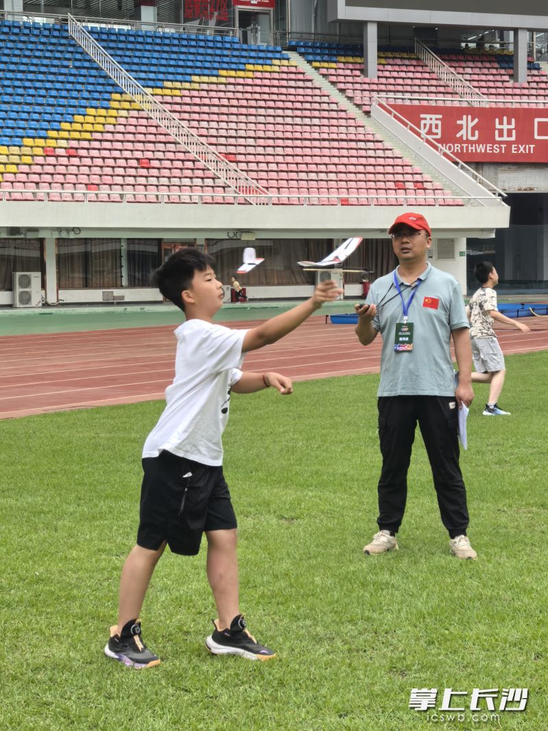 赛事精心设置了电动自由飞模型、线操纵特技飞行、无人机等14个项目。 均为长沙模型运动协会供图