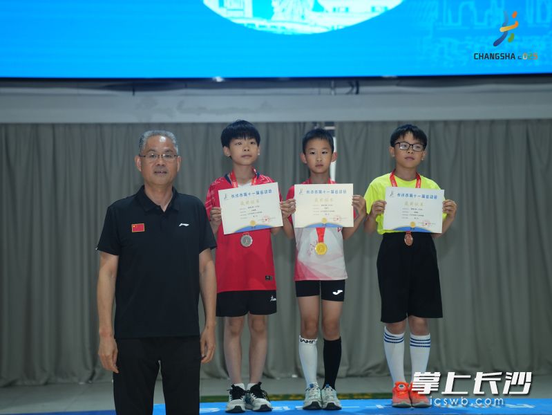 男子1分钟单摇甲组前三名。