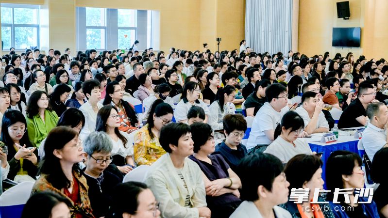 来自全省各市州教育局、中小学心理教师代表、医疗机构精神心理专业人员、高校学生心理健康管理者等近600人线下参会，线上直播观看人数突破2000人次。