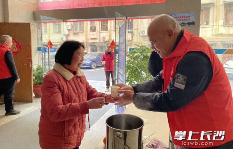 上步物业在丰泉家园小区一楼大厅，提供了各式各样的红色服务。