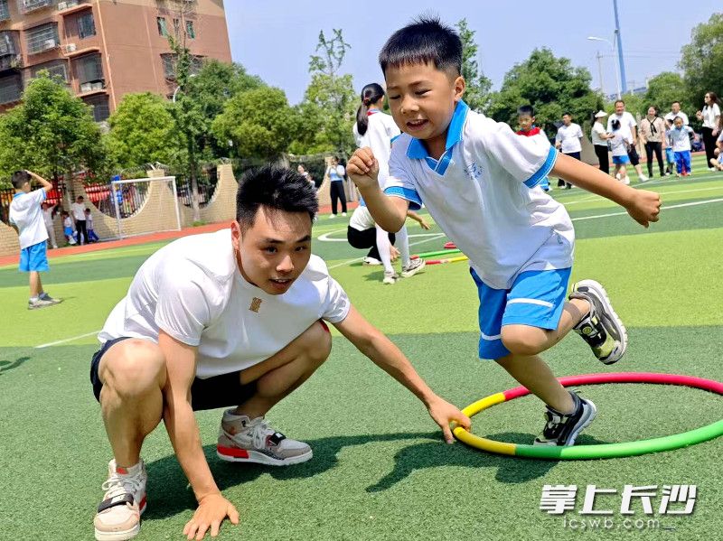 一对父子在亲子运动会上向前冲。均为学校供图