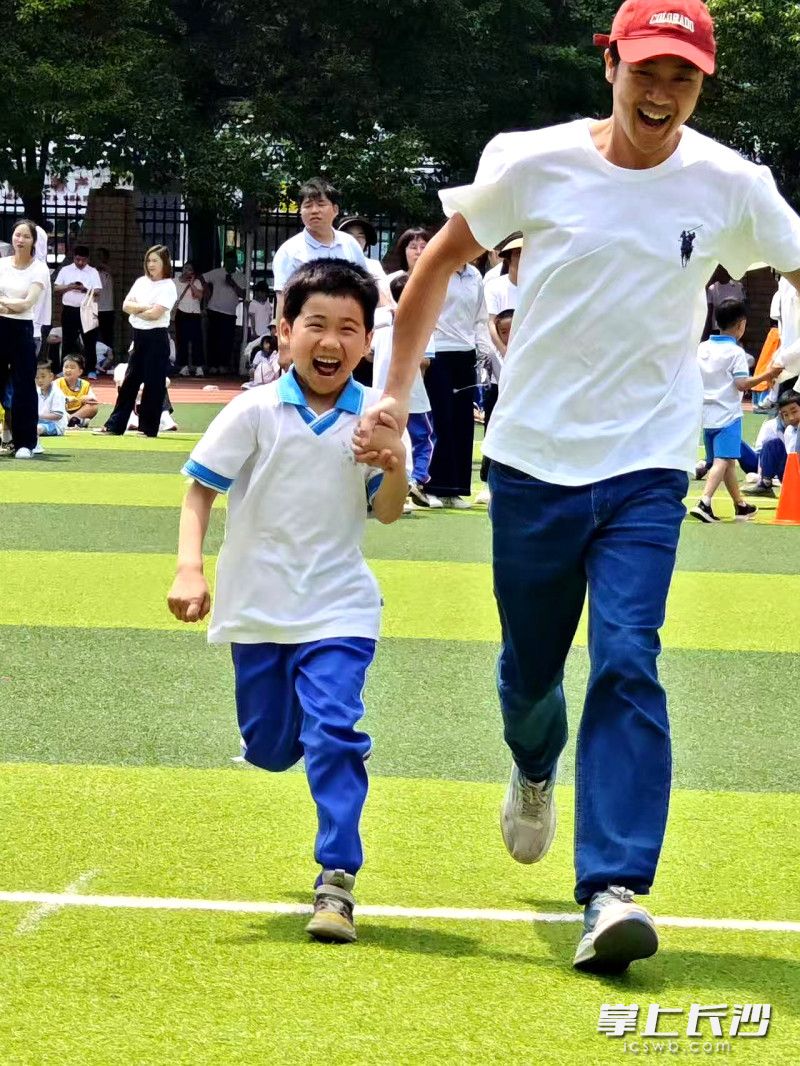 父子携手向前跑。