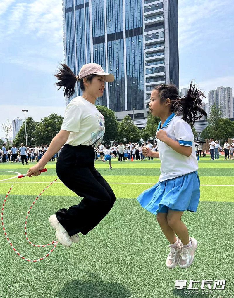 母女在跳绳。