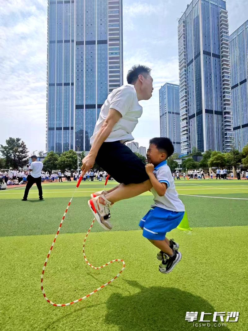 “儿子，加油！”“爸爸，我拼全力了！”