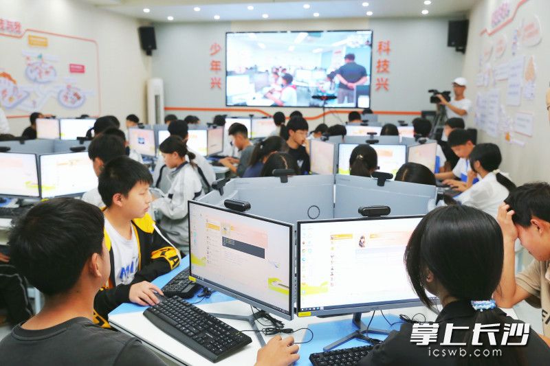 5月26日，浏阳小河中学的 AI 云教室，初一（3）班的同学与杭州学军中学的小伙伴通过“云端”同步共上天文课。 均为长沙晚报全媒体记者颜开云摄