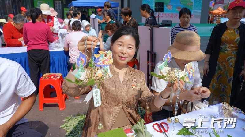 斑马湖社区居民在做手工。 均为长沙晚报通讯员徐子蕴摄