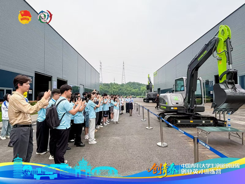 参观工厂。 参观工厂。