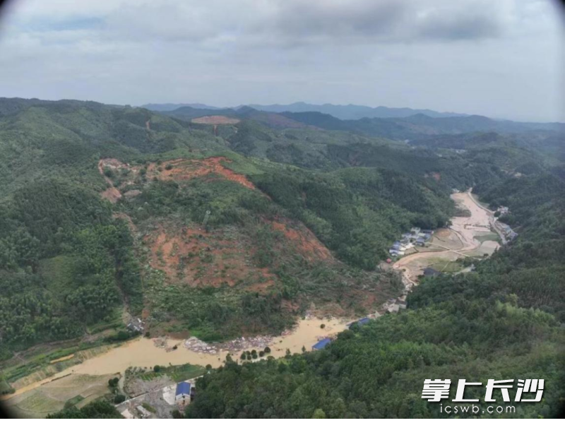 地质灾害山体滑坡发生瞬间。 资料图片