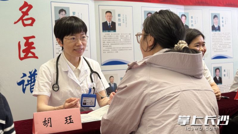 神经内科专家为现场群众进行义诊。