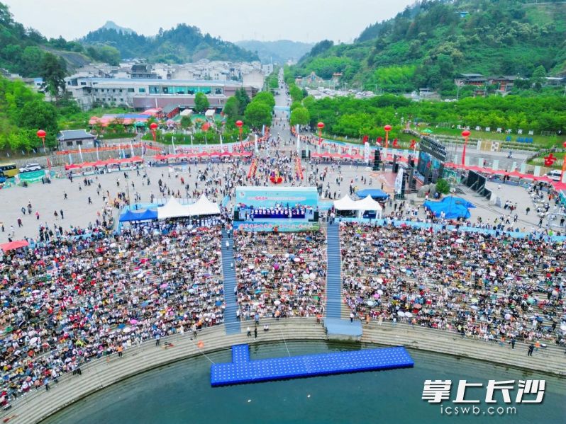 观众热情观战。