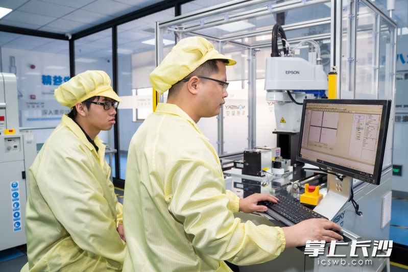 华诺星空技术人员在工作中。 长沙晚报全媒体记者 刘晓敏 摄