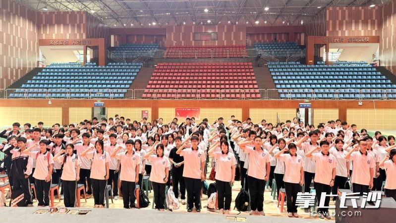 25日，长沙市电子工业学校以“青春向党·信仰传承”为主题，集中开展“三个第一课”教育活动。第37期团校125名新团员在福湘馆庄严举行入团仪式。 均为学校供图