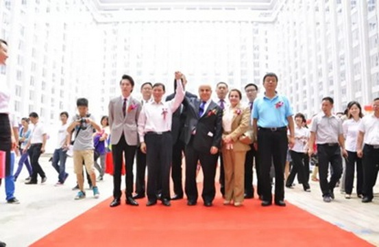 万家丽集团董事长黄志明(前左二)、世贸中心协会主席加齐·阿布纳尔(前左三)等共同祝贺世贸联姻万家丽国际MALL签约仪式完美落幕。