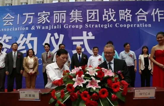 黄志明董事长与世贸中心协会CEO执行总裁埃里克达尔签订合作协议。
