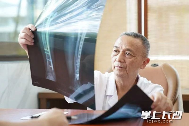 江林获第九届全国道德模范提名奖。除署名外，均为浏阳市文明办供图