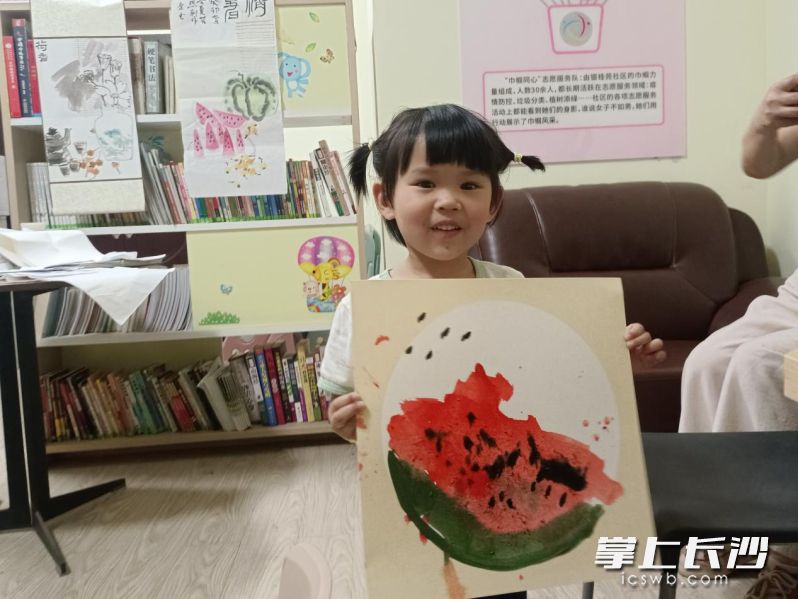 三岁的七宝展示“西瓜粽”。