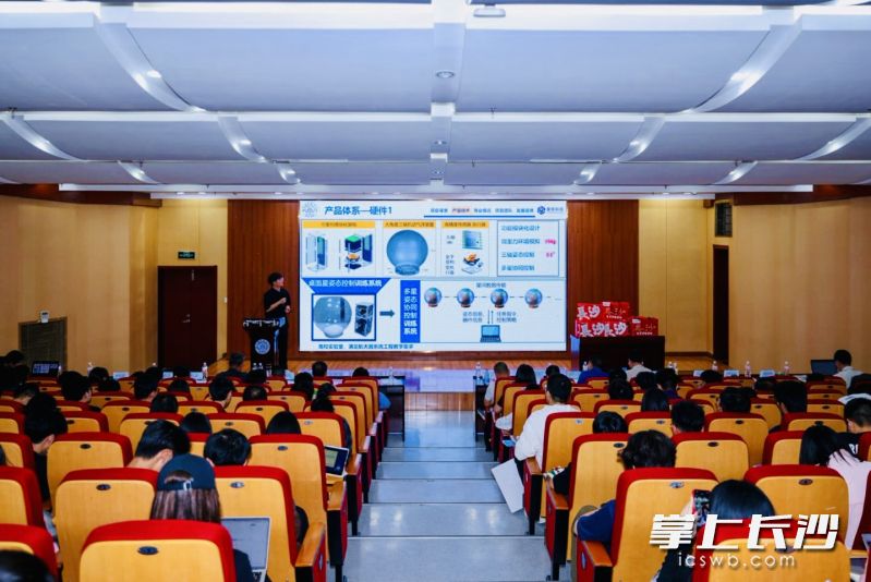 路演现场座无虚席，开福区组团智库导师、投资机构和孵化中心，全方位为创新创业团队服务。  均为长沙晚报全媒体记者李卓摄