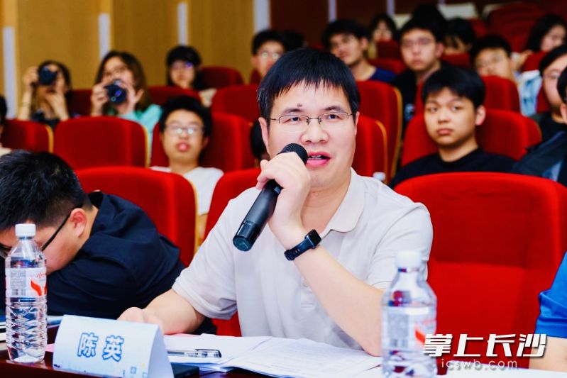 创业导师为路演项目团队支招。