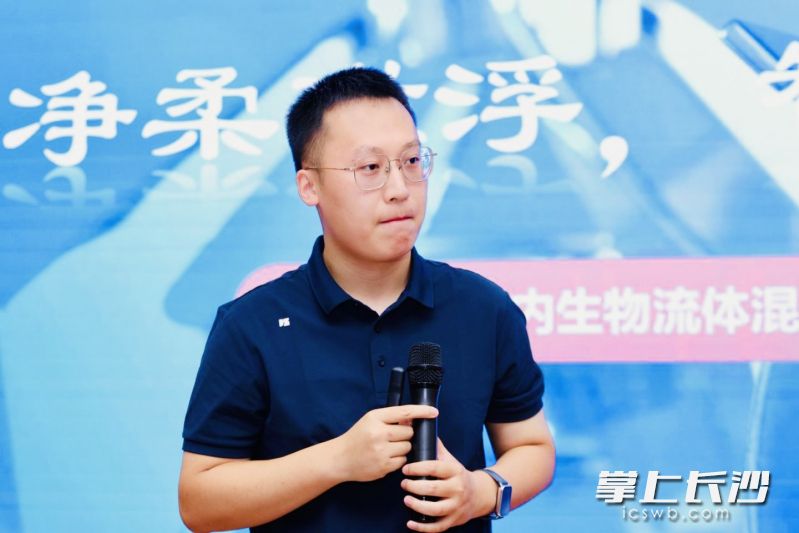 创业项目负责人虚心听取导师意见。