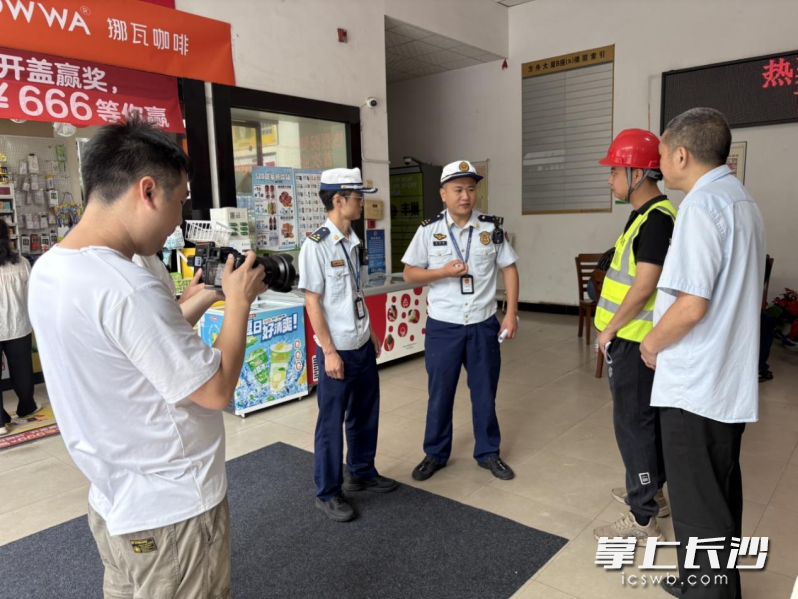 消防监督员在大厦进行检查。 长沙晚报通讯员 谢梦嘉 摄