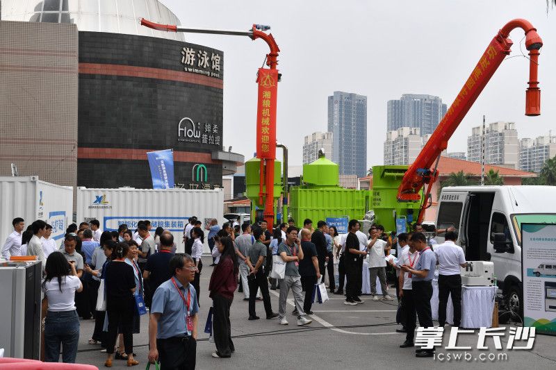 大型粮食机械成为展会焦点。 均为长沙晚报全媒体记者王志伟摄 大型粮食机械成为展会焦点。 均为长沙晚报全媒体记者王志伟摄