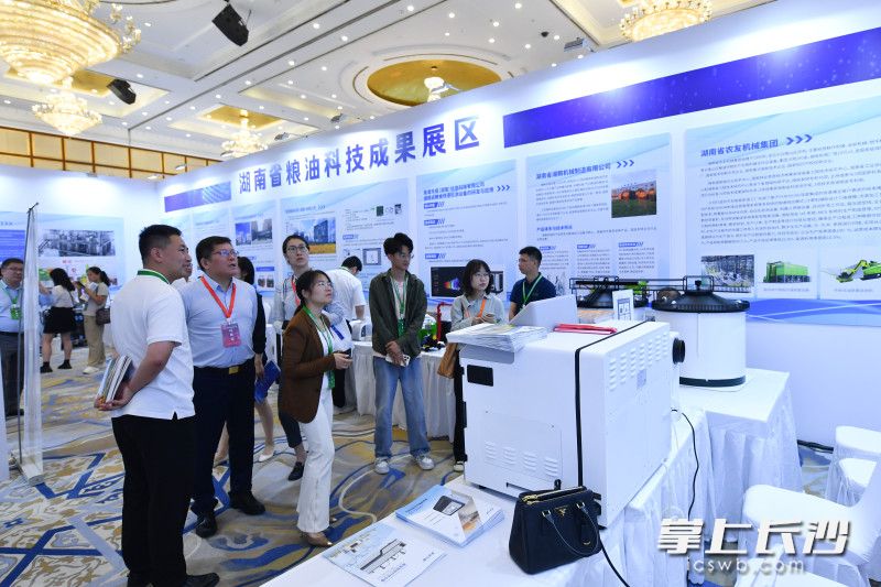 与会人员体验粮食“黑科技”。 与会人员体验粮食“黑科技”。