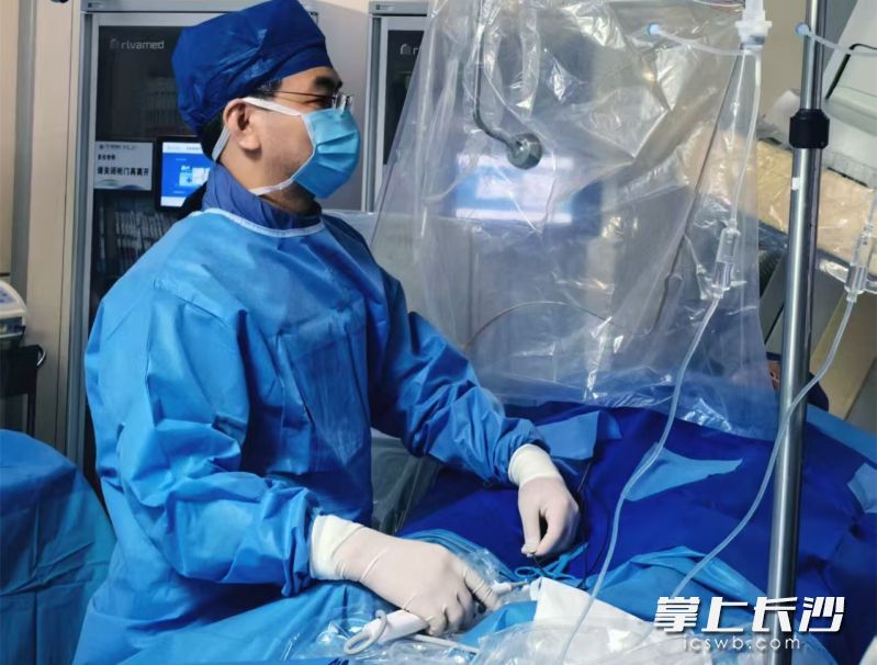 湖南省人民医院心血管内科唐毅副主任医师为患者进行射频消融术。 长沙晚报通讯员 陈婷 李利花 供图 湖南省人民医院心血管内科唐毅副主任医师为患者进行射频消融术。 长沙晚报通讯员 陈婷 李利花 供图