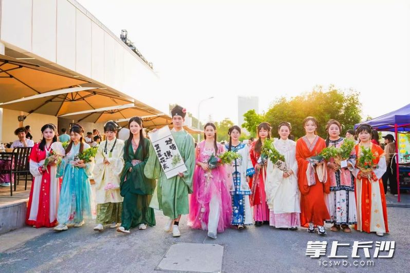 活动上，身着汉服的“古人”手持艾草花束穿行其间。