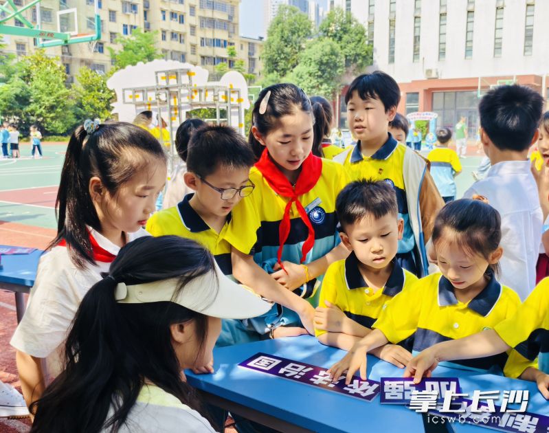同学们参加“法治小卫士闯关”游园会，在寓教于乐中筑牢法治意识。