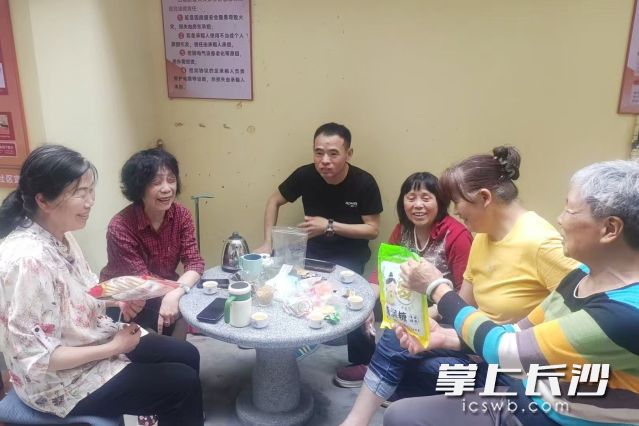 提质改造后，邻里之间坐在巷子里闲话家常。 长沙晚报通讯员 王伊黎 供图