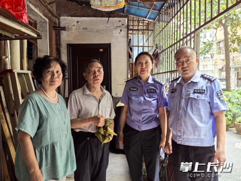 “清廉安全宣传队”带着刚出炉的“清廉粽”走访辖区独居老人、困难家庭。