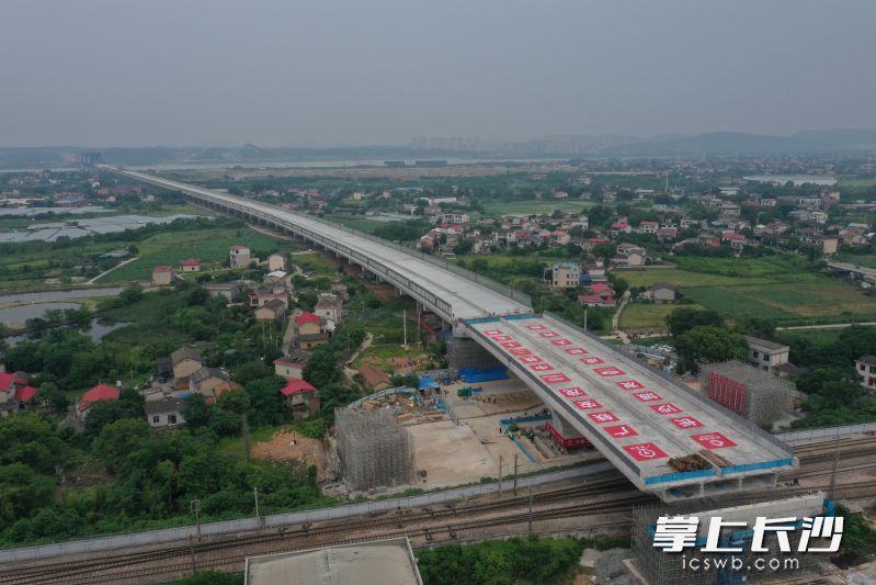 暮坪湘江特大桥跨京广铁路转体桥在空中精准“转身”84.9度，顺利完成转体对接。均为通讯员供图