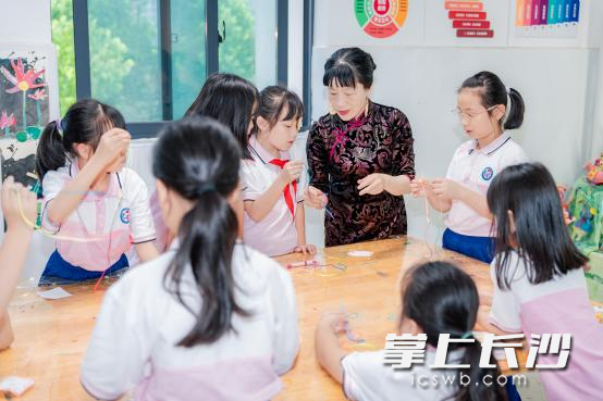 孩子们在亲手实践中感悟传统文化的深厚底蕴。