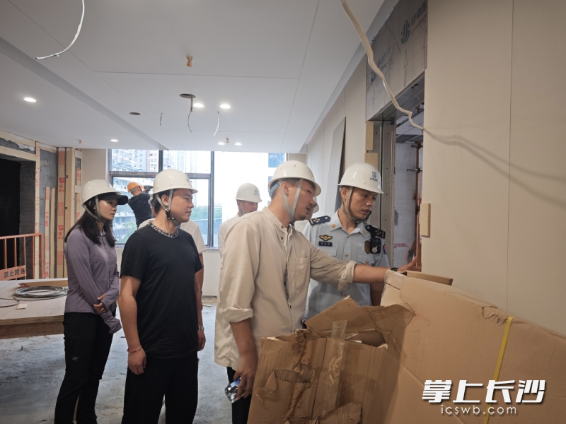 检查组正在进行动火作业检查。 长沙晚报通讯员 谢梦嘉 摄