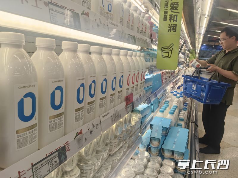 近日，记者走访市场发现，不少食品外包装仍然以“零添加”“零蔗糖”等为宣传噱头。  长沙晚报全媒体记者 彭放 摄