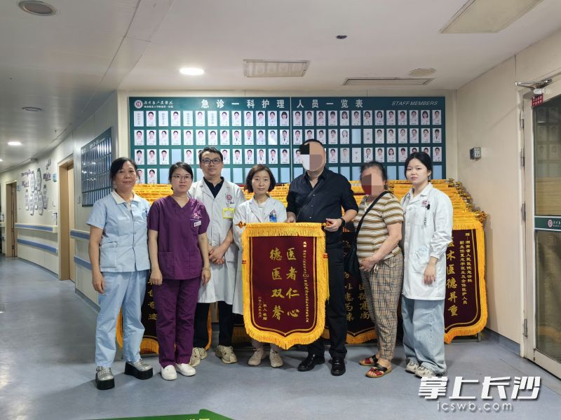办完老人的后事，家属特意送来锦旗。 长沙晚报通讯员 宁凤玲 供图