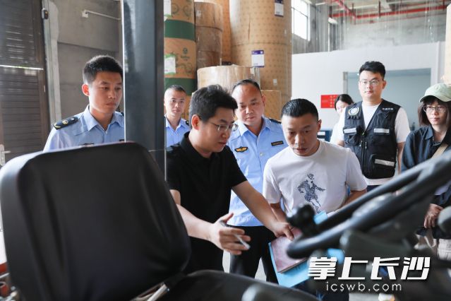 27日开福区应急管理局启动“专家促查”行动。 均为长沙晚报全媒体记者 舒元臻 通讯员 李文 摄